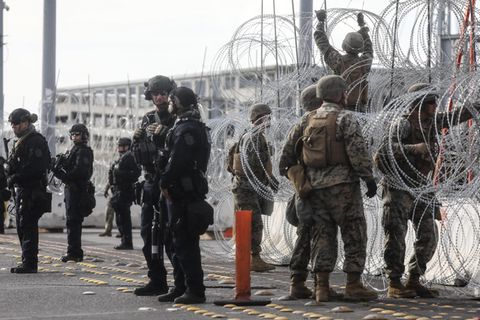 US-Grenzschützer errichten im November 2018 an der Grenze zu Mexiko Stacheldrahtbarrieren