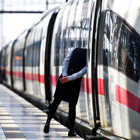 Eine Zugbegleiterin blickt am Hauptbahnhof von Frankfurt am Maindurch die offene Tür eines InterCityExpress