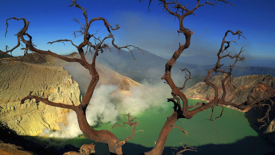 An der Ostküste von Java in Indonesien: "In dem Krater des Vulkans Ijen befindet sich ein Säurebad mit einem pH-Wert von knapp über Null", sagt Autor Markus Lesweng.