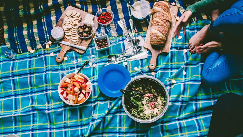Mit einem Picknick den Frühling willkommen heißen Mit einem Picknick den Frühling willkommen heißen