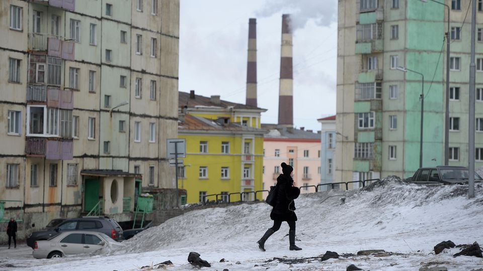 Die wohl deprimierendste Stadt der Welt: Norilsk, im höchsten Norden Russlands war einst ein Gulag. Hier werden ohne Rücksicht auf Verluste Metalle gefördert. Luft und Regen sind verpestet.