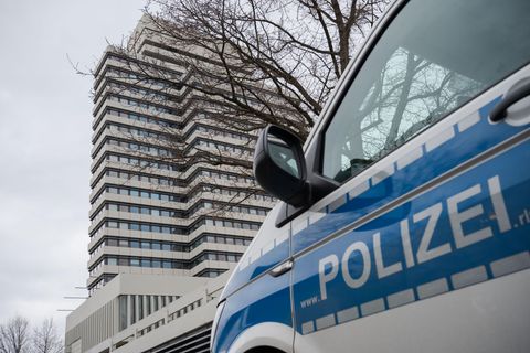 Ein Polizeifahrzeug steht nach der Bombendrohung vor dem Rathaus von Kaiserslautern