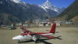 Gefahr liegt in der Luft: Der Airport Lukla in Nepal hat eine nur rund 500 Meter lange, geneigten Piste, auf der es immer wieder zu tödlichen Unfällen kommt