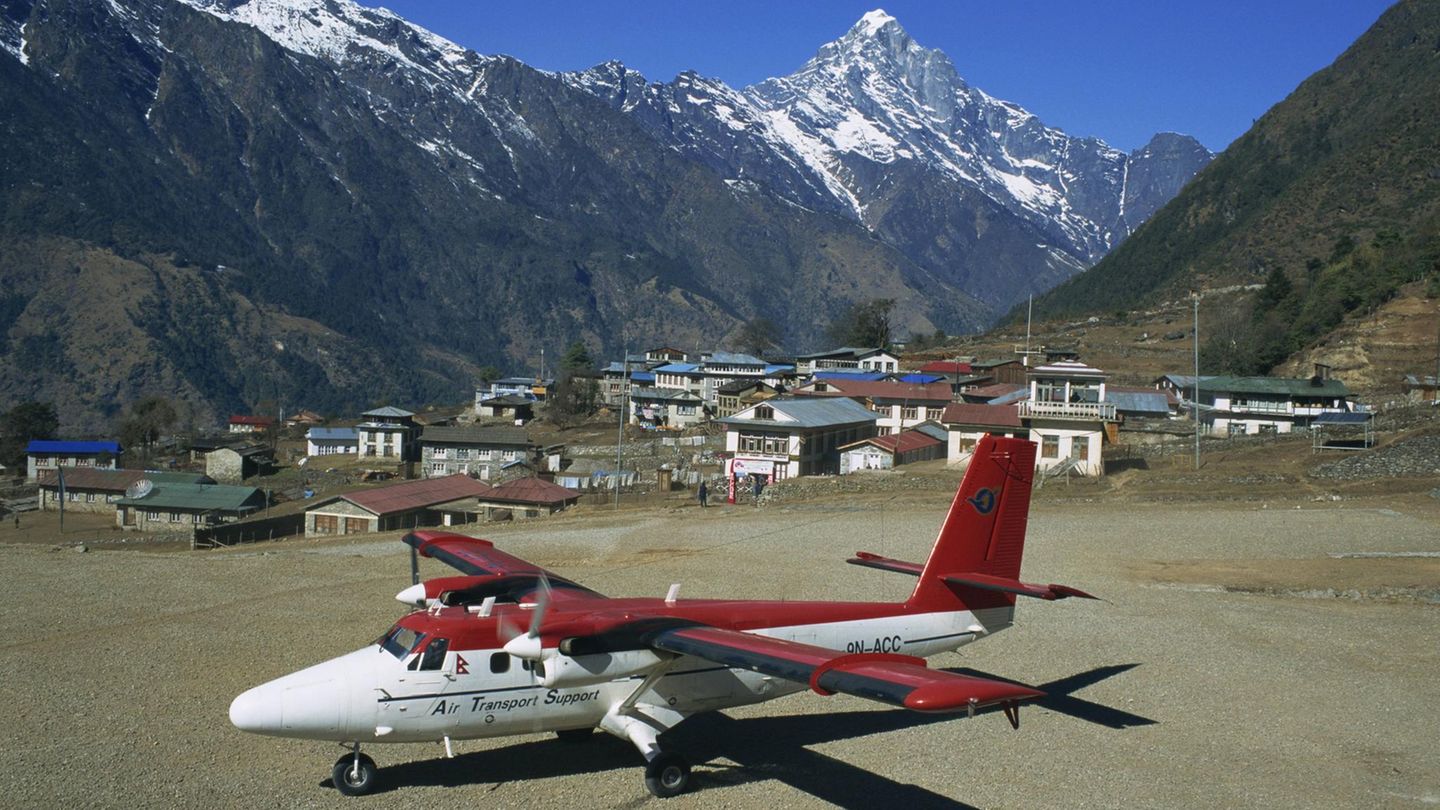 Gefahr liegt in der Luft: Der Airport Lukla in Nepal hat eine nur rund 500 Meter lange, geneigten Piste, auf der es immer wieder zu tödlichen Unfällen kommt