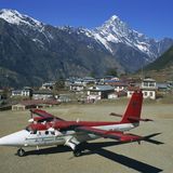 Gefahr liegt in der Luft: Der Airport Lukla in Nepal hat eine nur rund 500 Meter lange, geneigten Piste, auf der es immer wieder zu tödlichen Unfällen kommt
