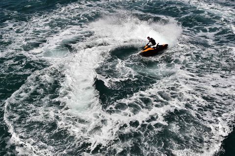 Ein Jet-Ski-Fahrer zieht Kreise auf dem offenen Meer.