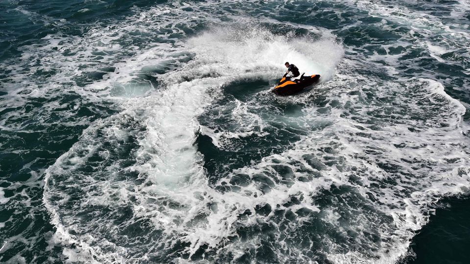 Ein Jet-Ski-Fahrer zieht Kreise auf dem offenen Meer.