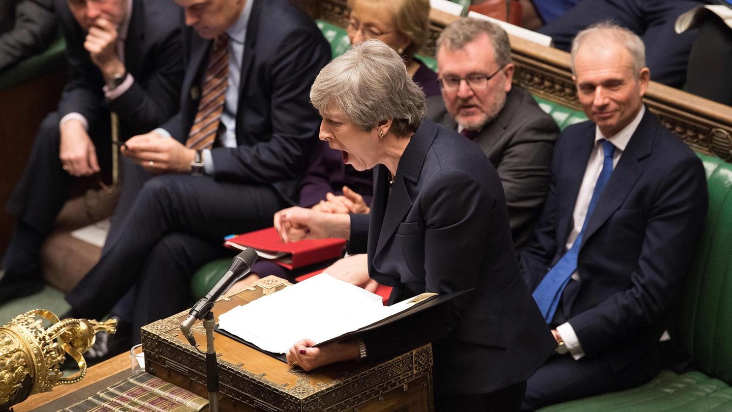 Theresa May während der Abstimmung im britischen Parlament