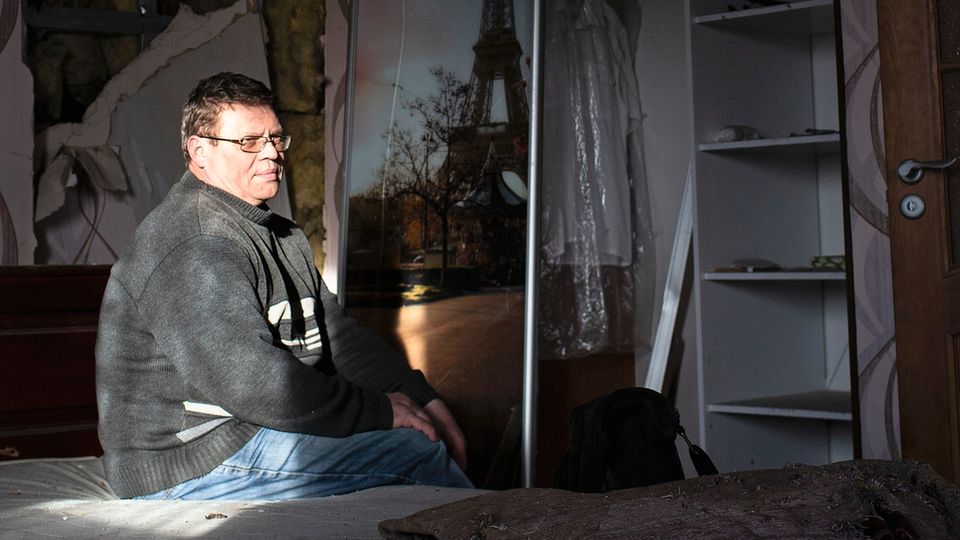 Vor der Wahl: Rodion Lebedew auf dem Bett seines Hauses. Nur ein Raum ist bewohnbar. Rodion Lebedew auf dem Bett seines Hauses. Nur ein Raum ist bewohnbar.