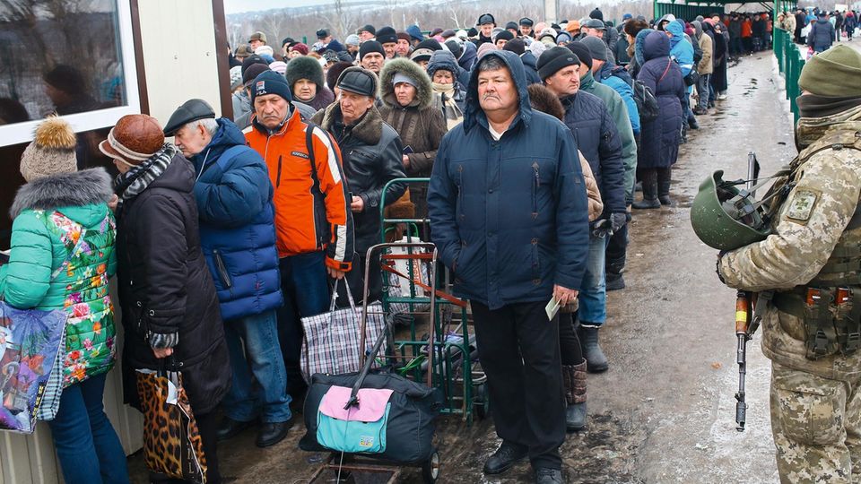 Vor der Wahl: Vor allem Alte drängeln sich in den Schlangen am Grenzübergang bei Luhansk. Sie wollen in der Ukraine ihre Rente abheben. Vor allem Alte drängeln sich in den Schlangen am Grenzübergang bei Luhansk. Sie wollen in der Ukraine ihre Rente abheben.