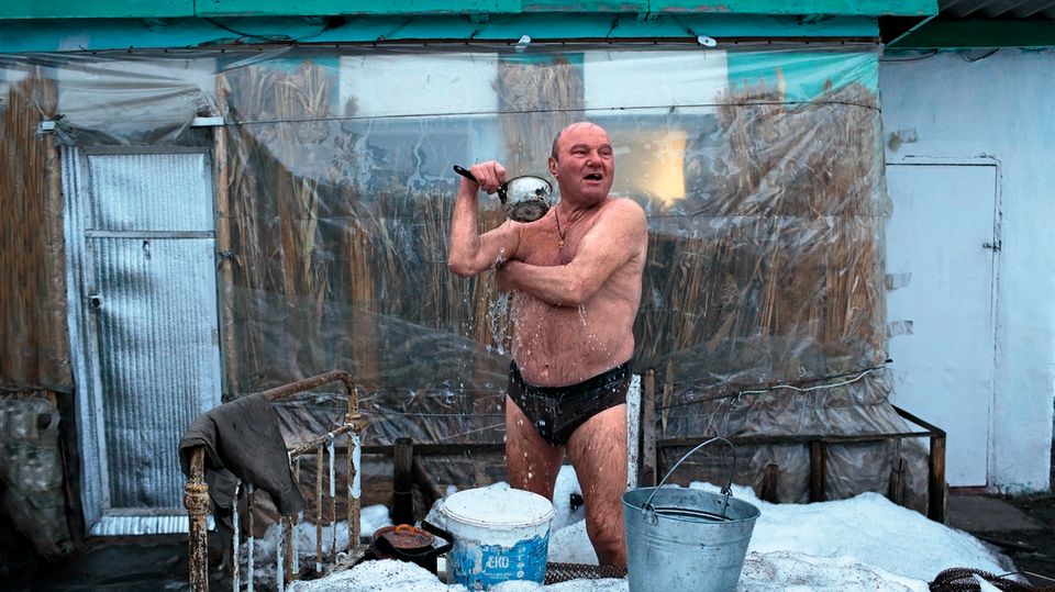 Vor der Wahl: Anatolij Malenik wäscht sich vor seiner Datscha in Staniza Luhanska. Gegen die Kälte dämmte er das Sommerhaus mit Schilf. Anatolij Malenik wäscht sich vor seiner Datscha in Staniza Luhanska. Gegen die Kälte dämmte er das Sommerhaus mit Schilf.
