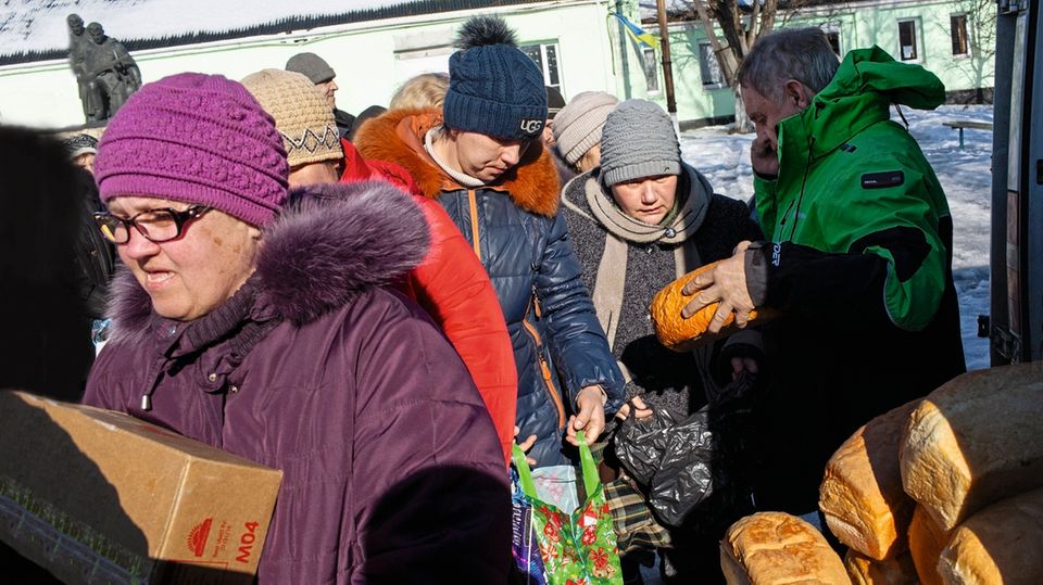 Vor der Wahl: Im Dorf Krimske verteilen Helfer Brot. Der Ort ist nur schwer zu erreichen – an der Hauptstraße wird gekämpft. Im Dorf Krimske verteilen Helfer Brot. Der Ort ist nur schwer zu erreichen – an der Hauptstraße wird gekämpft.