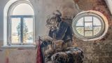 Deutschland  In dieser leerstehenden Fabrikantenvilla hat sich ein Street-Art-Künstler die Mühe gemacht und den Raum veredelt. Dank des Wandgemäldes sieht es aus, als sitze eine Oma in ihrem Sessel und verbringe die Zeit mit stricken.