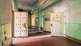 Deutschland  Insassen gibt es schon lange nicht mehr in diesem Gefängnis. Nur die gepolsterten Türen erinnern daran, dass hier einst Menschen weggesperrt waren. Doch seit der Knast 1989 geschlossen wurde, steht er leer.