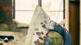Deutschland  Fotograf Michael Schwan fand dieses Bügeleisen in einer ehemaligen Teppichfabrik. Wann der letzte Teppich hier gebügelt wurde ist nicht genau bekannt. Dem Rost zu urteilen muss es aber eine kleine Ewigkeit her sein.