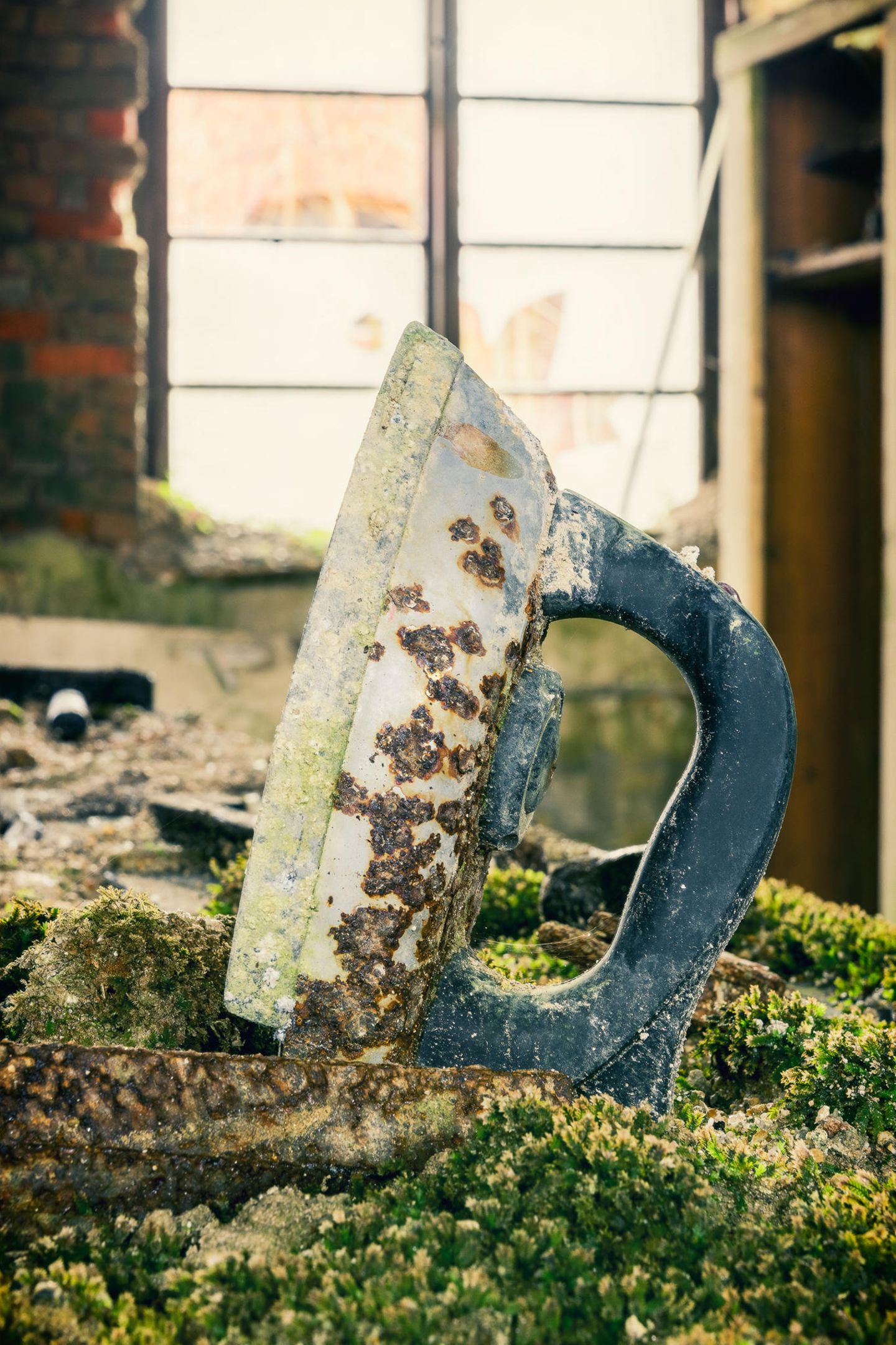 Deutschland  Fotograf Michael Schwan fand dieses Bügeleisen in einer ehemaligen Teppichfabrik. Wann der letzte Teppich hier gebügelt wurde ist nicht genau bekannt. Dem Rost zu urteilen muss es aber eine kleine Ewigkeit her sein.
