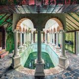 Frankreich  Auch leerstehend macht dieses Naturbad noch einen prachtvollen Eindruck und erinnert an römische Thermen. Weshalb das zu einer verlassenen Villa gehörende Bauwerk keinen Käufer finden konnte, bleibt rätselhaft.