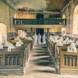 Tschechien  Es ist ein unheimlicher Anblick, der sich dem Betrachter in dieser kleinen tschechischen Kirche bietet. Denn die Bänke sind nicht mit gläubigen Menschen gefüllt, sondern mit Geistern. Tatsächlich handelt es sich hierbei um ein Kunstprojekt. Die gruseligen Gestalten sind aus Gips und Leinen gefertigt und sollen an die letzten Sudetendeutschen erinnern, die hier jeden Sonntag gebetet haben.
