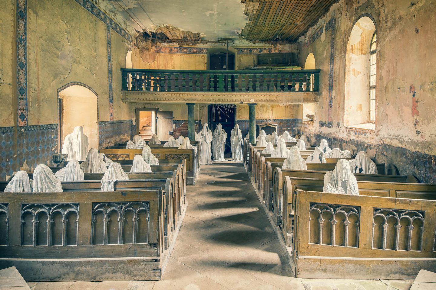 Tschechien  Es ist ein unheimlicher Anblick, der sich dem Betrachter in dieser kleinen tschechischen Kirche bietet. Denn die Bänke sind nicht mit gläubigen Menschen gefüllt, sondern mit Geistern. Tatsächlich handelt es sich hierbei um ein Kunstprojekt. Die gruseligen Gestalten sind aus Gips und Leinen gefertigt und sollen an die letzten Sudetendeutschen erinnern, die hier jeden Sonntag gebetet haben.