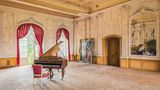 Deutschland  Der im Spiegelsaal aufgestellte Flügel erinnert daran, dass es sich hier um ein prachtvolles Anwesen gehandelt haben muss. Das Gebäude wurde zwischen 1775 und 1779 errichtet und nach einem Brand 1905 originalgetreu wieder aufgebaut. Der Prunk täuscht jedoch: Feste werden hier schon lange nicht mehr gefeiert.