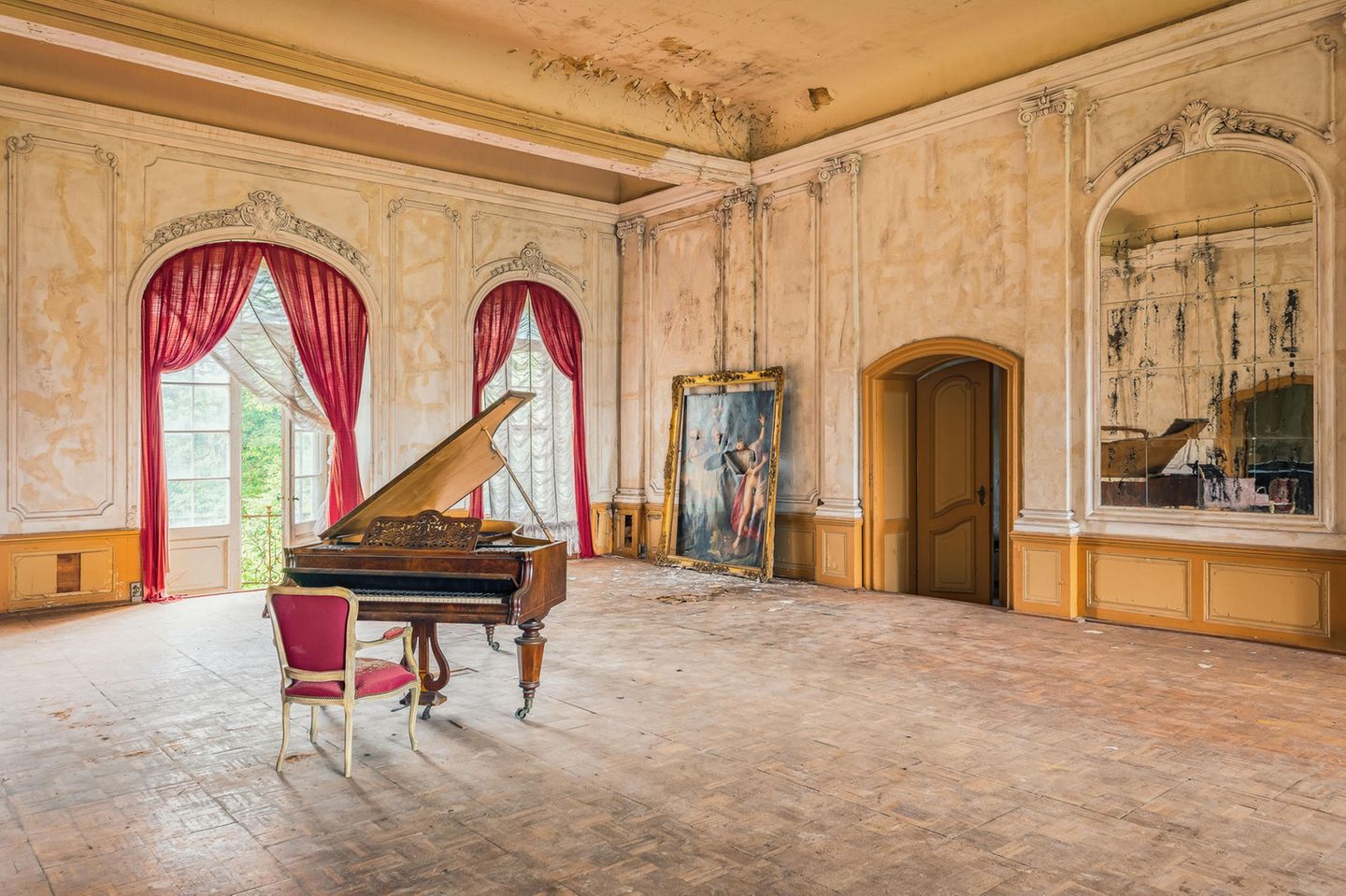 Deutschland  Der im Spiegelsaal aufgestellte Flügel erinnert daran, dass es sich hier um ein prachtvolles Anwesen gehandelt haben muss. Das Gebäude wurde zwischen 1775 und 1779 errichtet und nach einem Brand 1905 originalgetreu wieder aufgebaut. Der Prunk täuscht jedoch: Feste werden hier schon lange nicht mehr gefeiert.