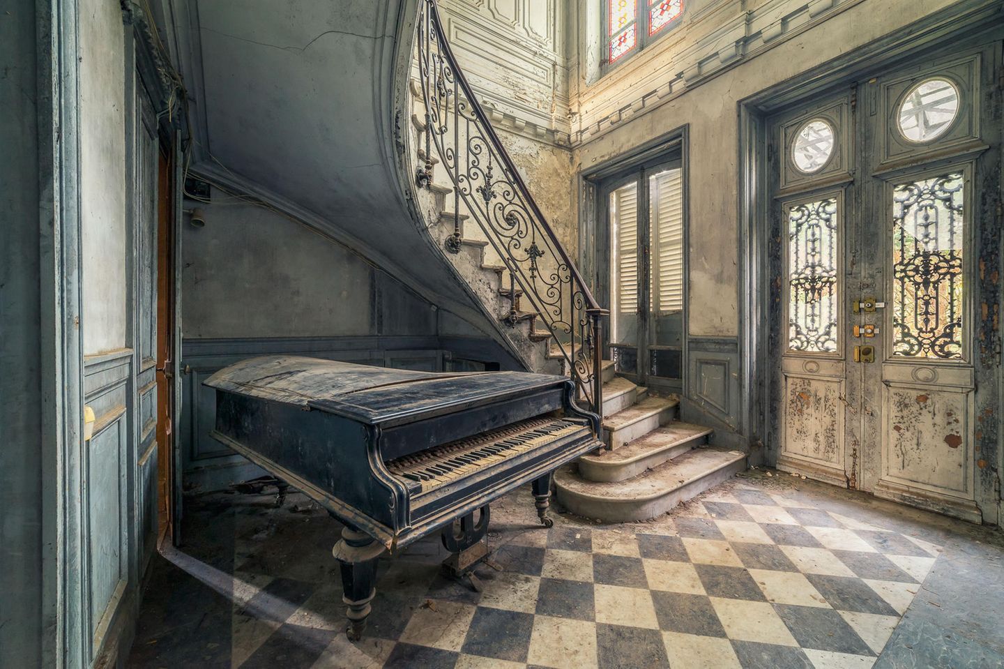 Frankreich  Der Staub, der sich über den im Eingangsbereich stehenden Flügel gelegt hat zeigt, dass dieses Gebäude seine besten Zeiten schon lange hinter sich hat. Entstanden ist das Foto in einem Schloss im Herzen Frankreichs. Es steht schon lange leer, dabei ist es noch gar nicht so alt: Erbaut wurde dieses Anwesen vermutlich in den 1930er Jahren, seit den 1990 Jahren wohnt hier niemand mehr.