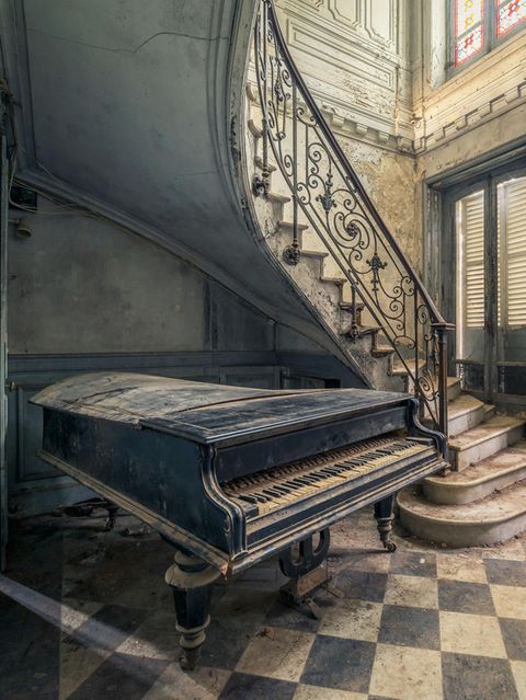 Frankreich  Der Staub, der sich über den im Eingangsbereich stehenden Flügel gelegt hat zeigt, dass dieses Gebäude seine besten Zeiten schon lange hinter sich hat. Entstanden ist das Foto in einem Schloss im Herzen Frankreichs. Es steht schon lange leer, dabei ist es noch gar nicht so alt: Erbaut wurde dieses Anwesen vermutlich in den 1930er Jahren, seit den 1990 Jahren wohnt hier niemand mehr.