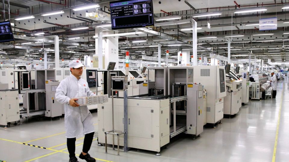 Mobilfunk-Gigant aus China: Huaweis Fertigung ist extrem automatisiert, die Menschen überwachen sie lediglich Huaweis Fertigung ist extrem automatisiert, die Menschen überwachen sie lediglich