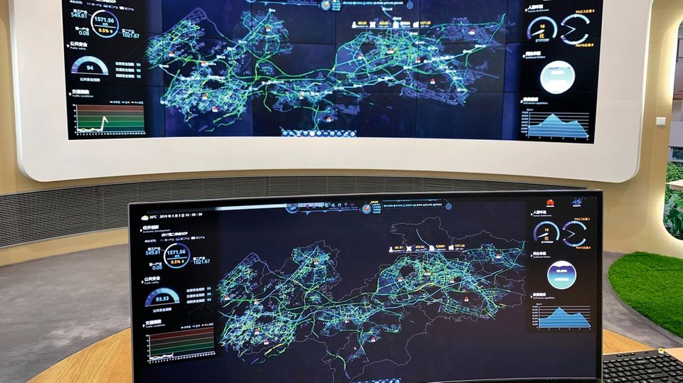 Mobilfunk-Gigant aus China: Der Bildschirm zeigt die Datenströme einer voll mit Funktechnik versorgten Metropole Der Bildschirm zeigt die Datenströme einer voll mit Funktechnik versorgten Metropole