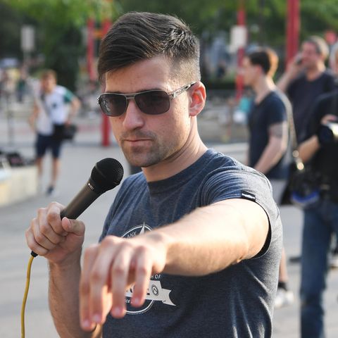 Martin Sellner bei einer Kundgebung