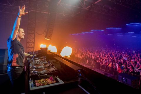Der dänische DJ Armin van Buuren heizt der Menge ein.