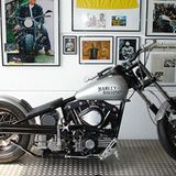 Für die silberne Lackierung der Harley Pan Shovel reiste Marcus bis nach Los Angeles. Sie ist in dem Farbton des Porsche Spyder lackiert, in dem James Dean verstarb