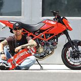 Seit zwei Jahren hat sich Marcus wieder "back to the roots" begeben. Seine Werkstätten laufen und Markus kann es sich leisten, mit "Walzwerk" ein neues Projekt zu starten. In einer kleinen Werkstatt schraubt er auf einer Ducati-Basis sportliche Bikes zusammen. Ohne weitere Angestellte, als "One Man Machine"