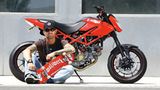 Seit zwei Jahren hat sich Marcus wieder "back to the roots" begeben. Seine Werkstätten laufen und Markus kann es sich leisten, mit "Walzwerk" ein neues Projekt zu starten. In einer kleinen Werkstatt schraubt er auf einer Ducati-Basis sportliche Bikes zusammen. Ohne weitere Angestellte, als "One Man Machine"