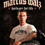 Mehr Hardcore geht nicht: Marcus Walz, Inhaber und genialer Schrauber von "Walz Hardcore Cycles" und sein aktuelles Baby: Sein Buch über Leben und Lebenswerk. Das Walzwerk
