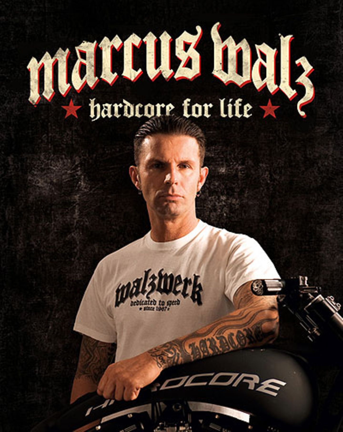 Mehr Hardcore geht nicht: Marcus Walz, Inhaber und genialer Schrauber von "Walz Hardcore Cycles" und sein aktuelles Baby: Sein Buch über Leben und Lebenswerk. Das Walzwerk