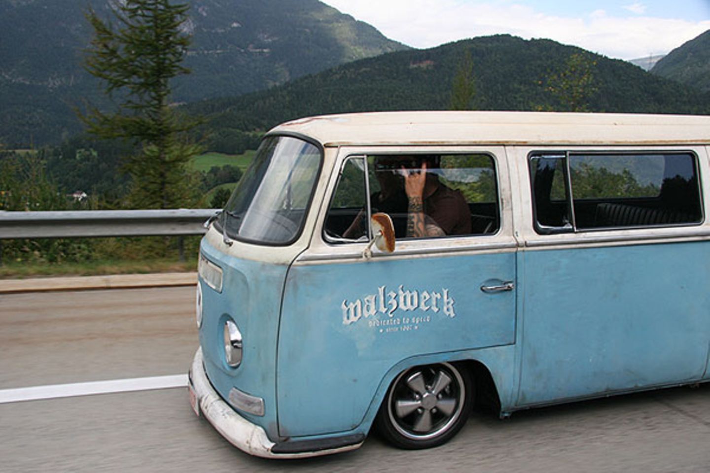 Die "One man machine" im einzig wahren Reisewagen: einem T2