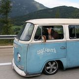 Die "One man machine" im einzig wahren Reisewagen: einem T2