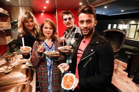Die Ex-Dschungelcamp Teilnehmer essen Currywurst im Foodtruck