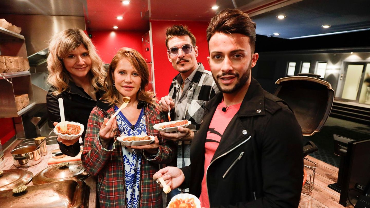 Die Ex-Dschungelcamp Teilnehmer essen Currywurst im Foodtruck