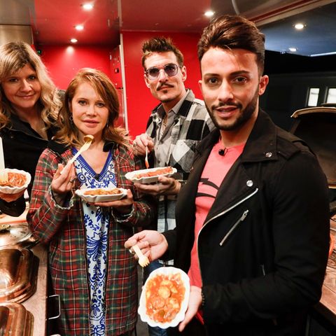 Die Ex-Dschungelcamp Teilnehmer essen Currywurst im Foodtruck