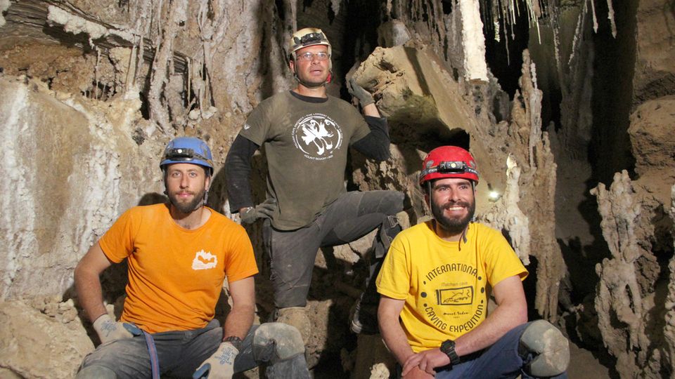 Die Höhlenforscher Efraim Cohen (l.), Yoav Negev und Boaz Langford (r.) stehen in der Malcham-Salzhöhle am Toten Meer zusammen