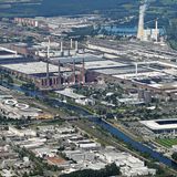 Die weltgrößte Fabrik steht nicht in China – sondern in Deutschland. Das Volkswagen-Werk in Wolfsburg mit 6,5 Millionen Quadratmetern Werksgelände ist die Nummer 1. Die Fabrik geht auf das Jahr 1938 zurück. Im Jahr werden hier rund 800000 Fahrzeuge (Stand 2017) gefertigt. Mehr als 62.000 Mitarbeiter arbeiten an dem Standort.