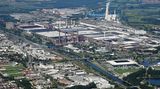 Die weltgrößte Fabrik steht nicht in China – sondern in Deutschland. Das Volkswagen-Werk in Wolfsburg mit 6,5 Millionen Quadratmetern Werksgelände ist die Nummer 1. Die Fabrik geht auf das Jahr 1938 zurück. Im Jahr werden hier rund 800000 Fahrzeuge (Stand 2017) gefertigt. Mehr als 62.000 Mitarbeiter arbeiten an dem Standort.
