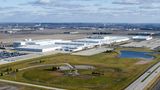 Von Rivian hat in Deutschland kaum jemand etwas gehört. Und doch ist  die Autofabrik in Normal, Illinois, 242.000 m² groß. Die Cheops Pyramide würde fünf Mal darauf Platz finden. Mitsubishi gab die Produktionsstätte 2016 auf, das Automobil-Startup Rivian Automotive kaufte die Anlage 2018.