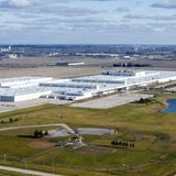 Von Rivian hat in Deutschland kaum jemand etwas gehört. Und doch ist  die Autofabrik in Normal, Illinois, 242.000 m² groß. Die Cheops Pyramide würde fünf Mal darauf Platz finden. Mitsubishi gab die Produktionsstätte 2016 auf, das Automobil-Startup Rivian Automotive kaufte die Anlage 2018.