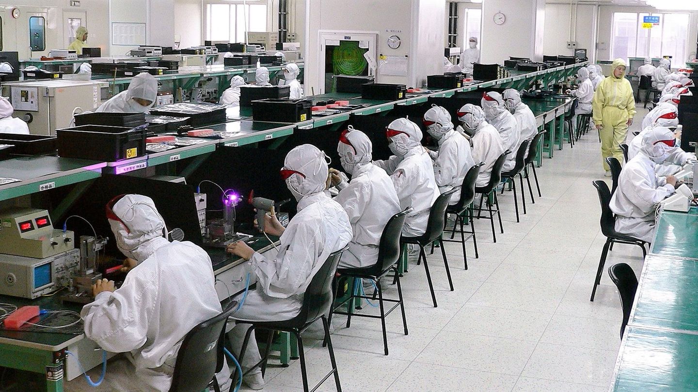 Top 10 der Fabriken: Unmenschliche Arbeitsbedingungen und Sklavenhaltung: Solche Vorhaltungen gibt es regelmäßig gegen den Apple Zulieferer Foxconn und das Werk in Shenzhen, China. Es ist auf Platz 4 der weltweit größten Fabriken. In "Foxconn City" leben und arbeiten rund 500.000 Angestellte. Unmenschliche Arbeitsbedingungen und Sklavenhaltung: Solche Vorhaltungen gibt es regelmäßig gegen den Apple Zulieferer Foxconn und das Werk in Shenzhen, China. Es ist auf Platz 4 der weltweit größten Fabriken. In "Foxconn City" leben und arbeiten rund 500.000 Angestellte.