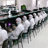 Unmenschliche Arbeitsbedingungen und Sklavenhaltung: Solche Vorhaltungen gibt es regelmäßig gegen den Apple Zulieferer Foxconn und das Werk in Shenzhen, China. Es ist auf Platz 4 der weltweit größten Fabriken. In "Foxconn City" leben und arbeiten rund 500.000 Angestellte.