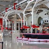 Teslas sich will mit seiner künftigen "Gigafabrik" einmal die größte Fabrik der Welt besitzen. Heute landet der Elektroauto-Hersteller nur auf Platz 7. Das Werk in Fremont, Kalifornien ist der Arbeitsplatz von 10.000 Menschen.
