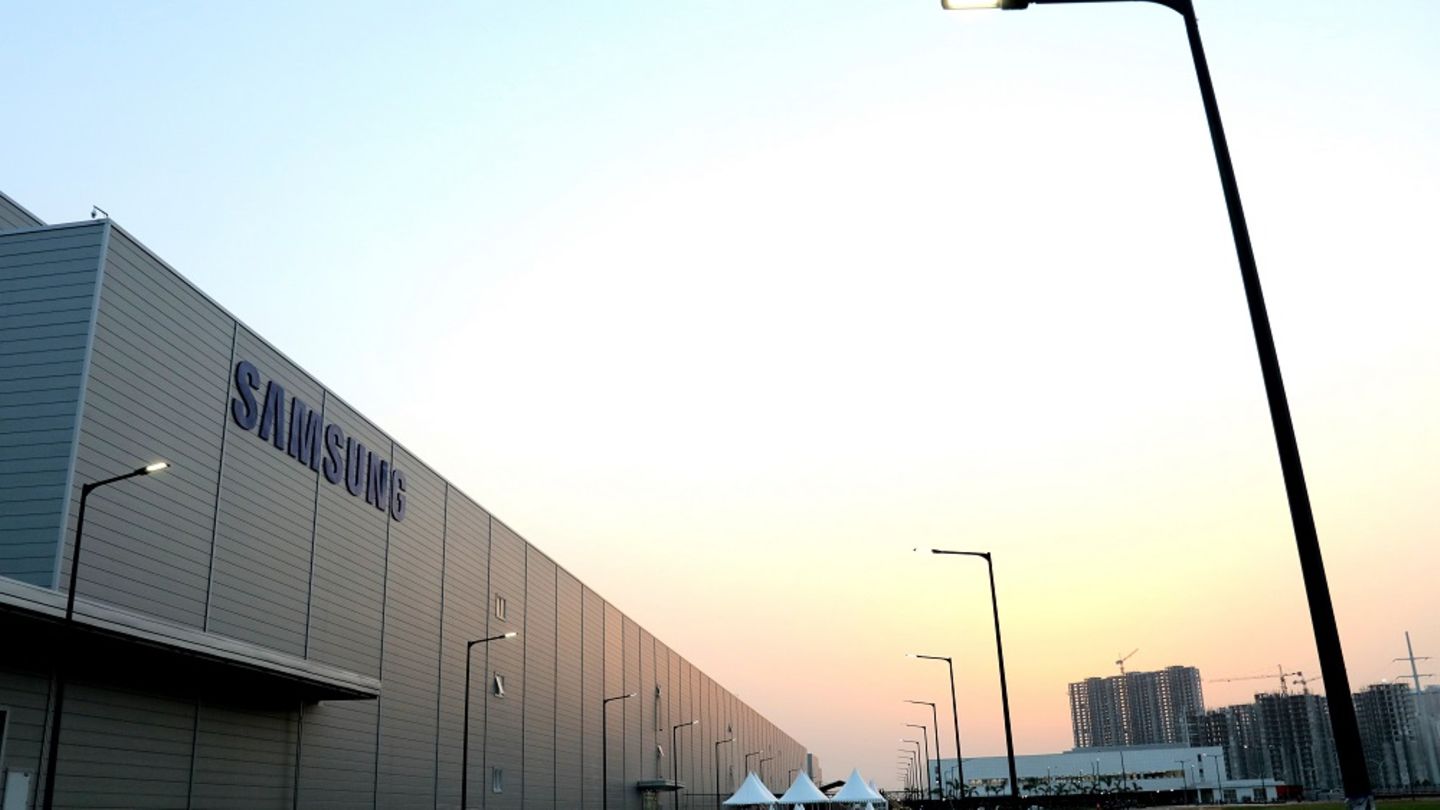 Platz 10 belegt Samsung mit seinem indischen Produktionswerk in Noida. Mit 129.000 Quadratmetern Fläche handelt es sich um die größte Handy-Fabrik der Welt – so Samsung.